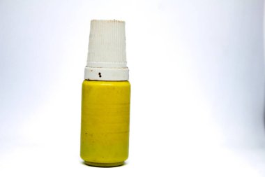 Küçük şişede kanayan yaralar için antiseptik kırmızı ilaç var.