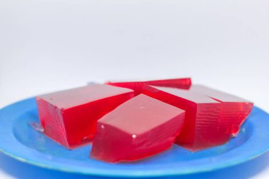 dört parça tatlı çilek jölesi küçük mavi bir tabakta