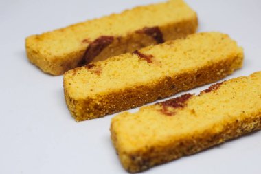 Beyaz arka planda izole edilmiş gevrek ve tatlı kuru ekmek.