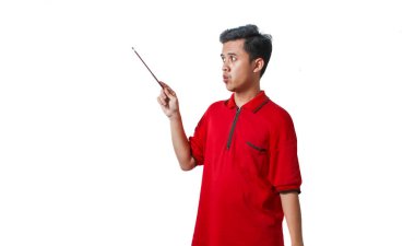 Asyalı adam maestro sopası kaldırıyor, beyaz arka planda izole edilmiş.