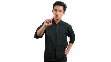 Asyalı bir adam somurtkan bir ifadeyle parmağını yana kaldırdı.