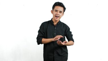 Siyah tişörtlü Asyalı adam alkışlıyor. Övgü ve takdiri simgeliyor. İzole edilmiş beyaz arka plan.