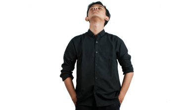 Asyalı adam kafasını kaldırıp, beyaz arka plana bakar.