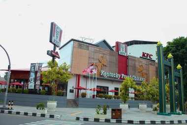 Endonezya, Surakarta - 01 Ocak 2000: KFC restoran binası, beyaz bulutlar manzaralı bir fast food ve içecek mağazası