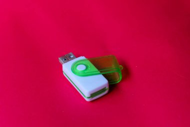 USB bellek aygıtı veri depolaması izole edilmiş kırmızı arkaplan