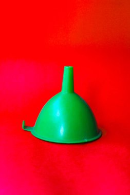 Plastik yağ bacası izole edilmiş kırmızı arkaplan