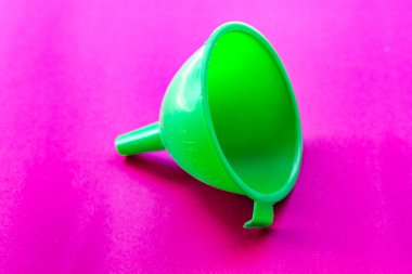 Küçük boyutlu plastik yağ bacası izole edilmiş pembe arkaplan