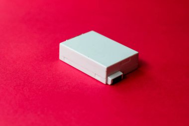 dijital kamera pili izole edilmiş kırmızı arkaplan