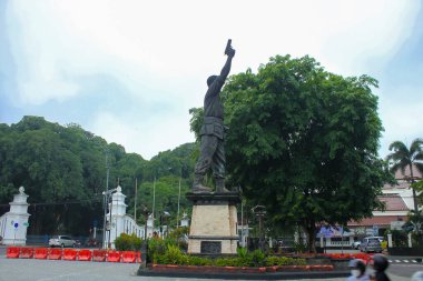 Endonezya, Solo - 8 Aralık 2024: Gladağ karayolu kavşağında bulunan General Slamet Riyadi 'nin heykeli