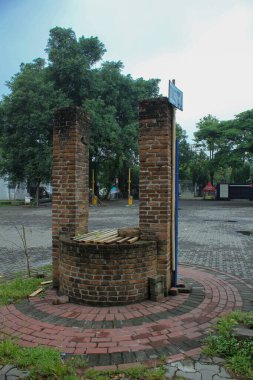 Eski kuyu, eski kuyu tuğladan yapılmış kırsalda.