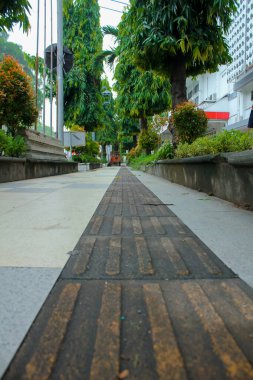 Başroldeki kompozisyon, kaldırım sessiz. 