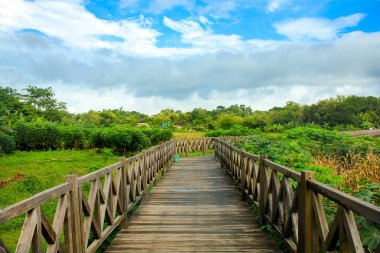 Bulutlu mavi gökyüzünün arka planına sahip Tahta Köprü. Boyolali 'de.