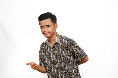 Batik giysiler giyen Asyalı bir adam Cava dilinde 