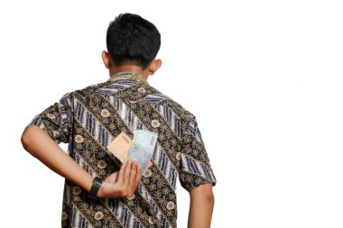 Asyalı adam vücudunun arkasına para saklar. Sürpriz yapmak ister.