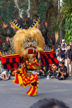 Endonezya, Solo - 23 Aralık 2024: Slamet Riyadi Caddesi 'nde geleneksel Reog Ponorogo dans gösterisi