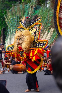 Endonezya, Solo - 23 Aralık 2024: Slamet Riyadi Caddesi 'nde geleneksel Reog Ponorogo dans gösterisi