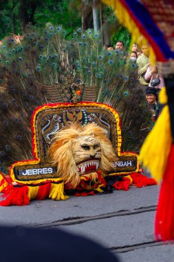 Barongan Reog Ponorogo, geleneksel Cava dans sanatlarının bir gösterisidir.