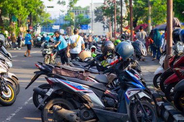 Endonezya, Solo - 23 Aralık 2024: Düzgün park edilmiş motosikletler