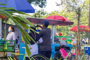 Endonezya, Solo - 22 Aralık 2024: lapa satıcısı alıcı siparişi hazırlıyor
