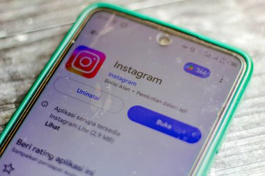 Endonezya, Solo - 16 Aralık 2024: Kullanılmış cep telefonundan yüklenmiş akıllı telefon ekranında Instagram uygulama simgesi. Instagram uygulama simgesi. Oyun mağazasında sosyal ortam simgesi