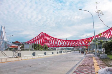 Endonezya, Solo - 27 Aralık 2024: Joglo altgeçidi yakınlarındaki yükseltilmiş demiryolu binası