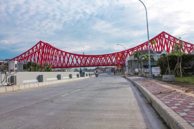 Endonezya, Solo - 27 Aralık 2024: Joglo altgeçidi yakınlarındaki yükseltilmiş demiryolu binası