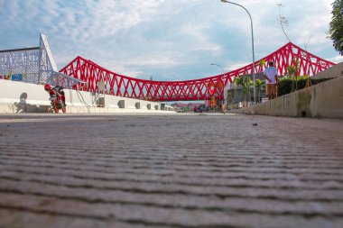 Endonezya, Solo - 27 Aralık 2024: Joglo altgeçidi yakınlarındaki yükseltilmiş demiryolu binası