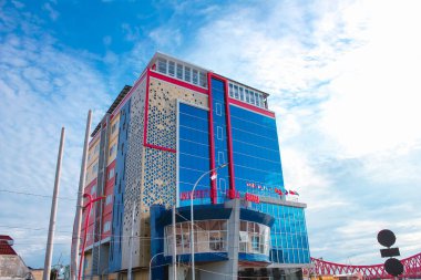 Endonezya, Solo - 27 Aralık 2024: Duta Bangsa Üniversitesi 'nin mavi gökyüzü arka planı