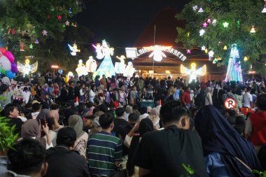 Endonezya, Solo - 31 Aralık 2024: Sokaklar havai fişek partisinin 2025 yılını kutlamak için bekleyen insanlarla dolu.