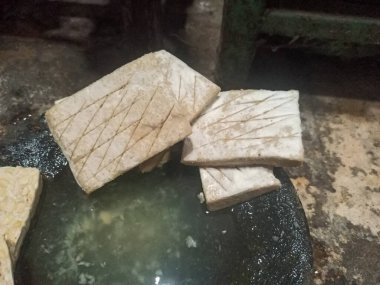 Kızarmış tempeh tabakta servis edilmeye hazır.