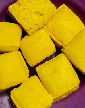 Çiğ sarı tofuyu pişirmeye hazır hale getir.