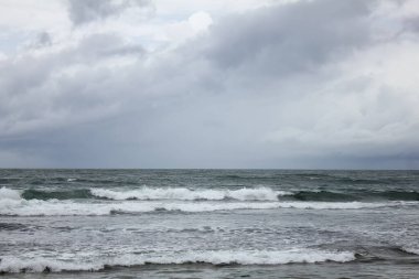 Hint Okyanusu 'ndan yağmurun eşlik ettiği tropikal bir fırtına geldi. Yanında kasvetli kara bulutlu gökyüzü ve kıyı boyunca çalkantılı deniz dalgaları vardı..