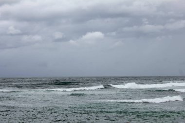 Okyanus dalgaları kıyıya doğru ilerliyor.