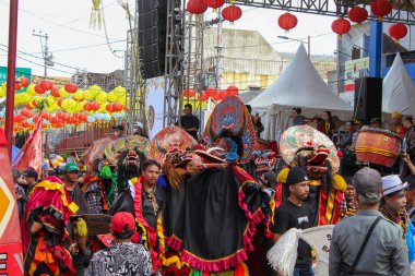 Endonezya, Solo - 26 Ocak 2025: Çin Yeni Yılı karşılayan çeşitli kültürlerden Grebeg Sudiro karnavalı