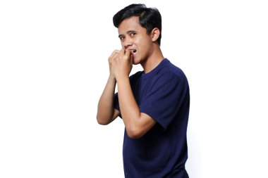 Beyaz arka planda izole edilmiş Rambutan yiyen Asyalı adam