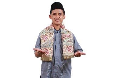 Mutlu Asyalı Müslüman adam, Ramazan ayı beyazını izole etti.