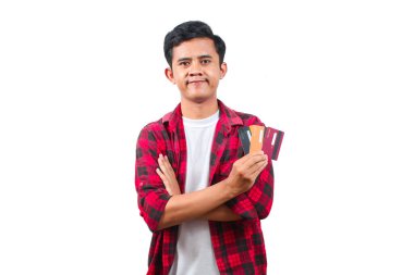 Asyalı adam kollarını kavuşturmuş, elinde üç ayrı beyaz arka plan var.