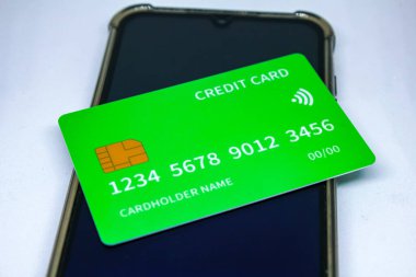 Kredi kartı ve cep telefonu beyaz arka plan üzerinde izole