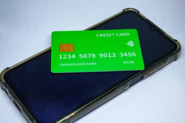 Kredi kartı ve cep telefonu beyaz arka plan üzerinde izole