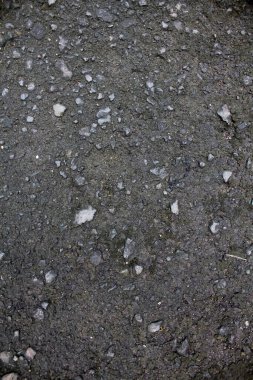 pürüzsüz asfalt yolu küçük taşlarla dolu