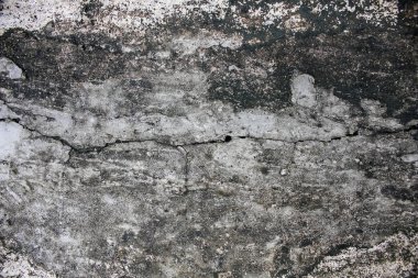 Hasarlı beton yolda küçük çizgiler, ciddi yol hasarı var.