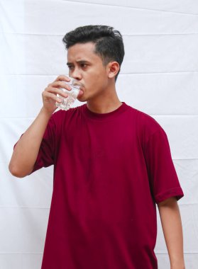 Asyalı adam su içme