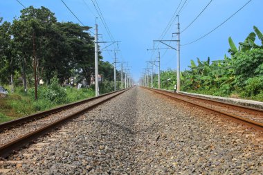 Beton yataklar üzerindeki paslı demiryolları tren rayları için çok tehlikelidir.