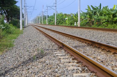 Beton yataklar üzerindeki paslı demiryolları tren rayları için çok tehlikelidir.
