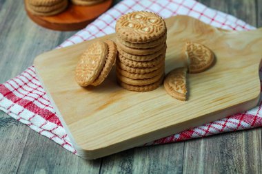 Tahtada bir yığın lezzetli bademli bisküvi.