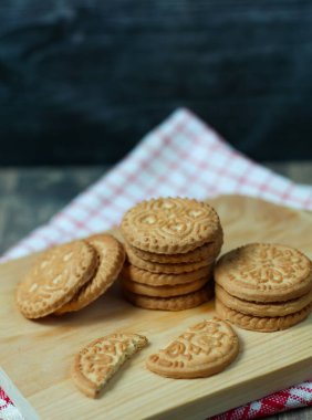 Tahtada bir yığın lezzetli bademli bisküvi.