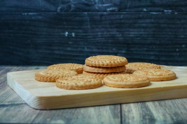 Tahtaya düzgünce yerleştirilmiş bademli bisküvi koleksiyonu.