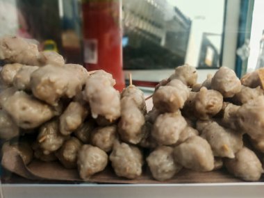 Bardakta pişmeye hazır köfteler.