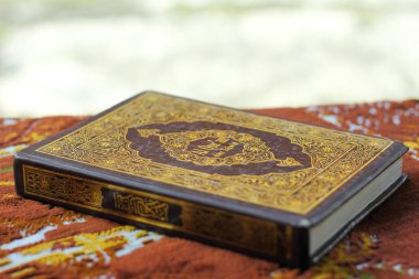 Al Kur 'an, Arapça kutsal kitap ve ahşap dua boncukları.