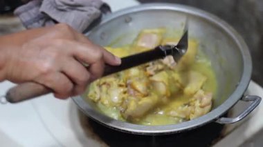 Pişene kadar alüminyum tavada geleneksel baharatlı tavuk çorbası pişirmek.